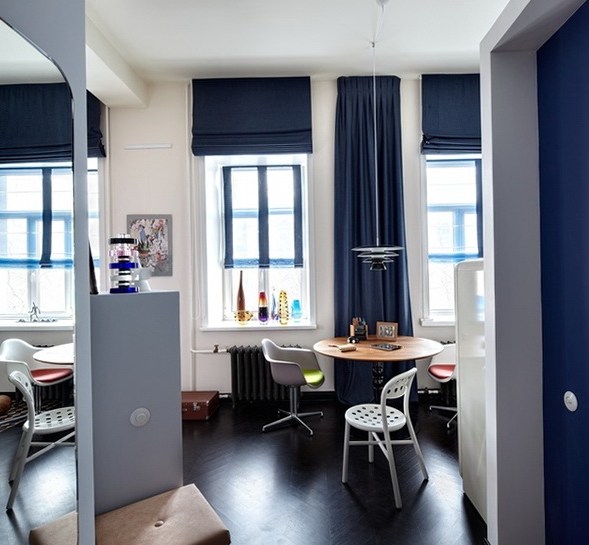 Синие шторы – символ мудрости у вас дома